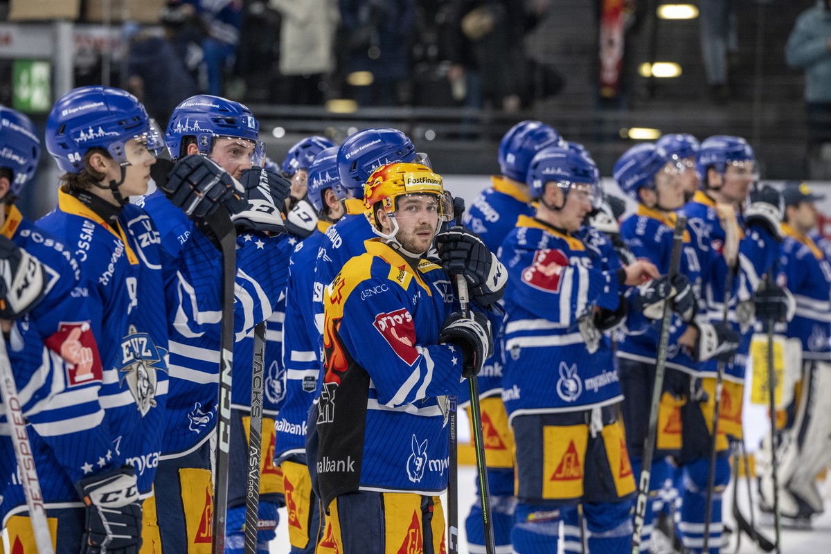 Die Zuger mit Lino Martschini, mitte, nach der Niederlage beim Eishockey Meisterschaftsspiel der National League zwischen dem EV Zug und dem SC Bern am Freitag, 23. Februar 2024 in Zug. (KEYSTONE/Urs  ...