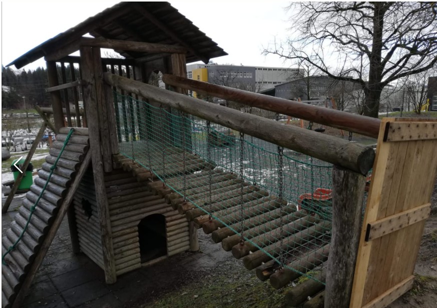 Die kaputte Hängebrücke auf dem Suva-Spielplatz in der Gemeinde Root.