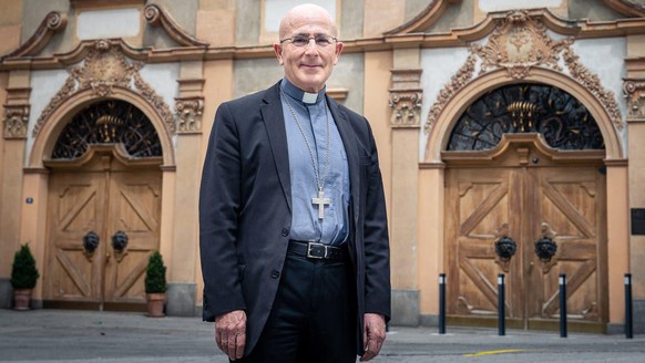 Joseph Maria Bonnemain, Bischof des Bistum Chur, sieht Parallelen im Krafttraining un im Beten.
