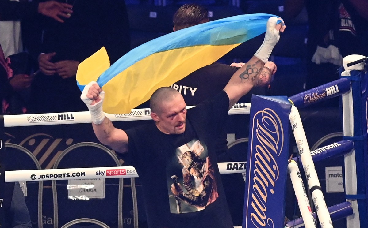 epa09488622 Oleksandr Usyk of Ukraine celebrates during the heavyweight title match at Tottenham Hotspur Stadium in London, Britain, 25 September 2021. EPA/NEIL HALL
