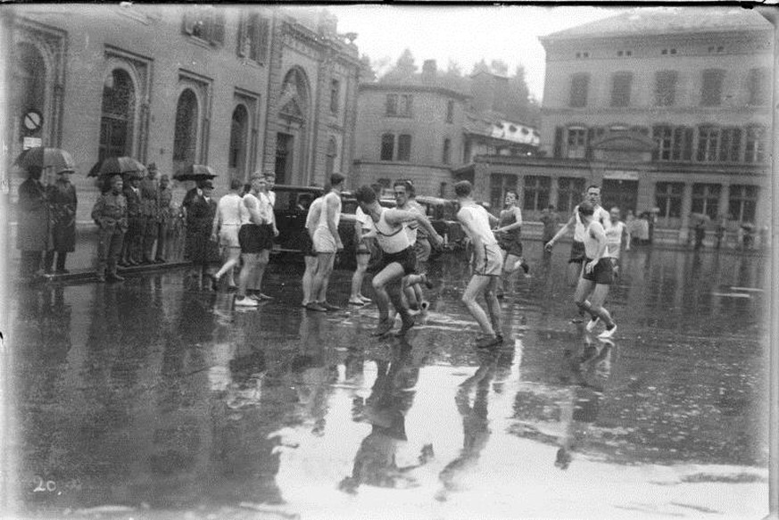 1933: Stafettenlauf «Quer durch Bern», Stabübergabe.