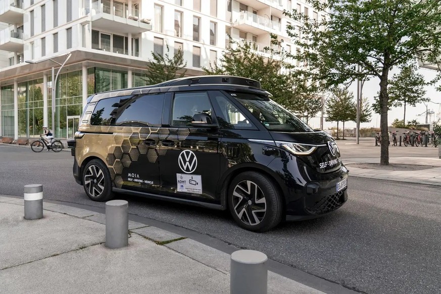 Ein selbstfahrender ID.Buzz, welcher die VW-Tochter Moia in Hamburg testet. Bald sollen die Elektro-Kleinbusse auch in Zug autonom Kunden transportieren.