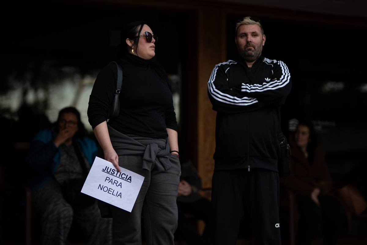 A judge in Barcelona refuses for the third time to suspend the euthanasia of Noelia Castillo Two people outside the hospital Sant Camil, on March 26, 2026, in Sant Pere de Ribes, Barcelona, Catalonia  ...