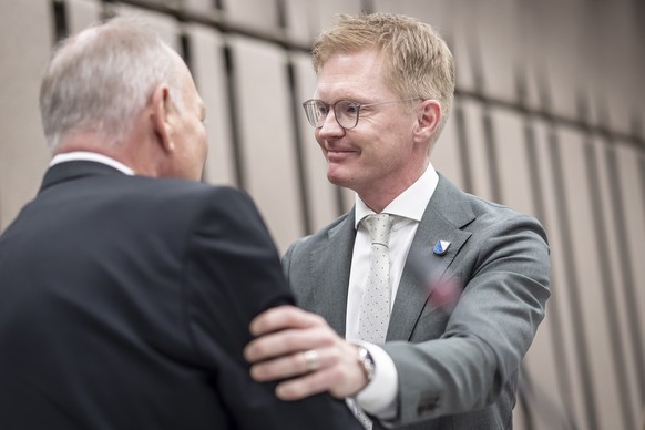Der ehemalige Praesident Juerg Sulser (SVP), links, gratuliert Beat Habegger (FDP), rechts, zu seiner Wahl zum Kantonsratspraesident im Zuercher Kantonsrat, am Montag, 5. Mai 2025 in Zuerich. (KEYSTON ...