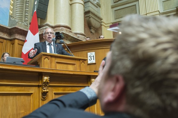 Bundesrat Ueli Maurer aeussert sich waehrend der Sommersession zur Staatsrechnung 2017 am Donnerstag, 31. Mai 2018 im Nationalrat in Bern. (KEYSTONE/Lukas Lehmann)