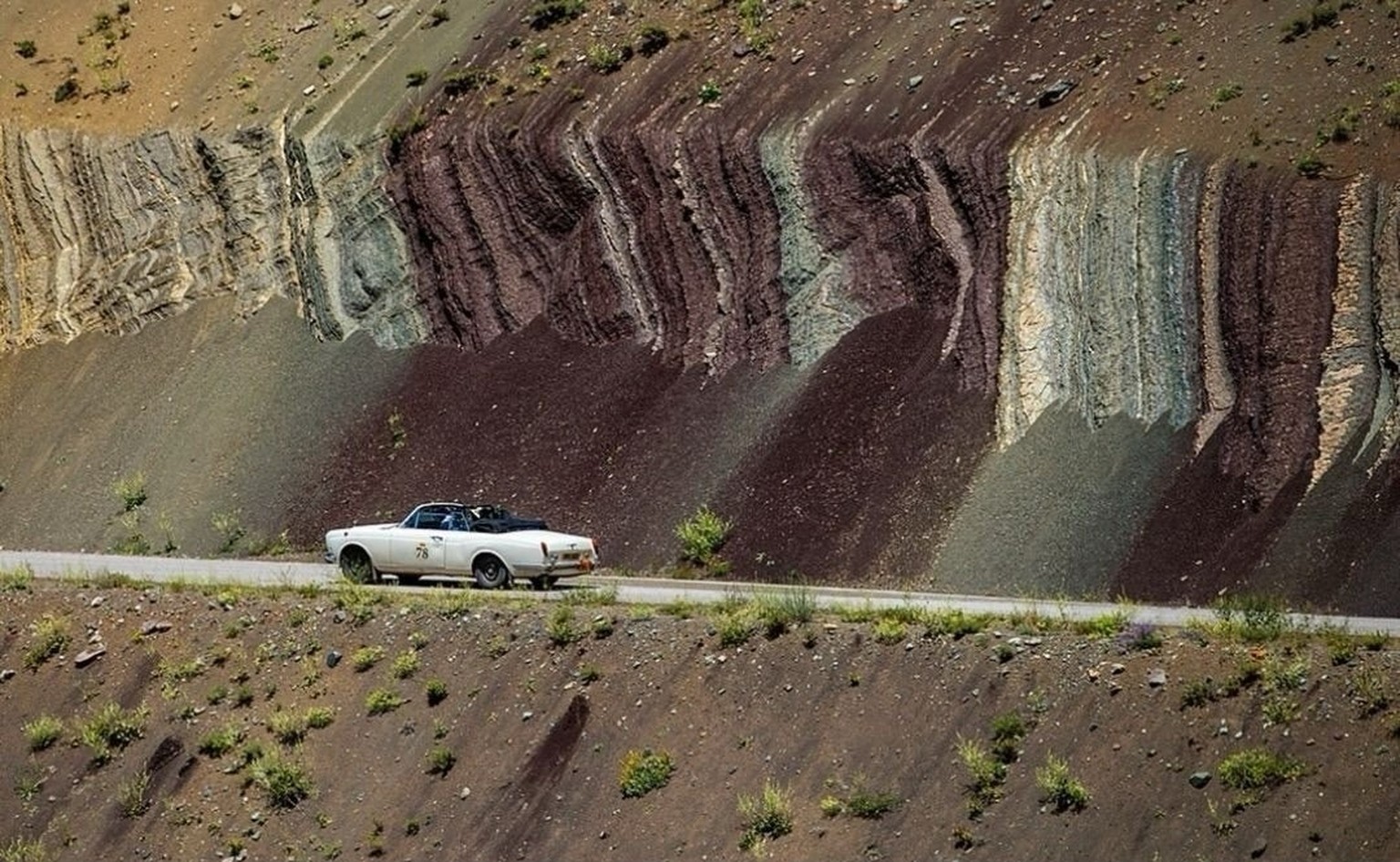 Im 1968er Rolls-Royce Cabrio von Beijing nach Paris 
Nigel Keen am 2024 Peking to Paris Rally. 
https://www.hero-era.com/rallies/2024/05/peking-to-paris-2024 
@Will_Broadhead_Photo
@BluePassion_Photo