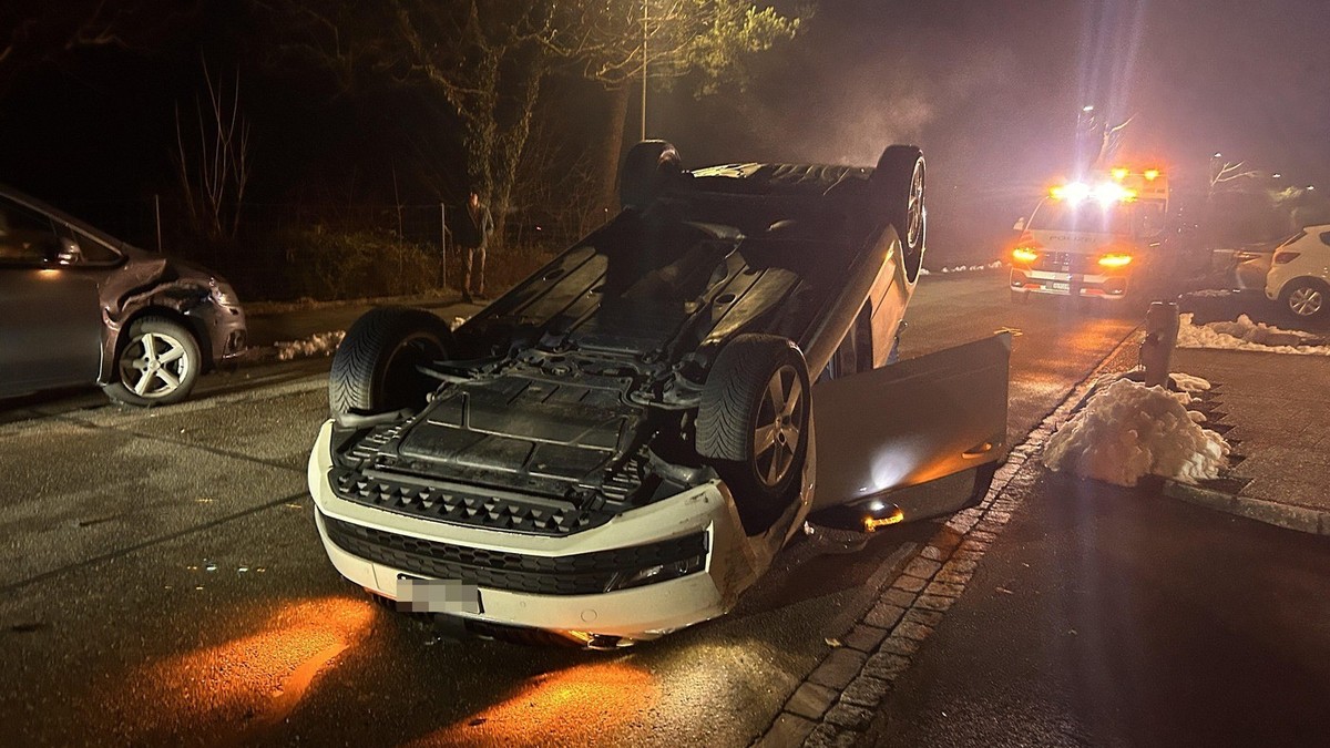 Betrunken-Auto-gefahren-Selbstunfall-gebaut-und-auf-dem-Dach-gelandet