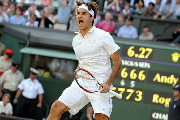 epa01784243 Roger Federer of Switzerland celebrates his victory over Andy Roddick of the US in their men&#039;s singles final match for the Wimbledon Championships at the All England Lawn Tennis Club, ...