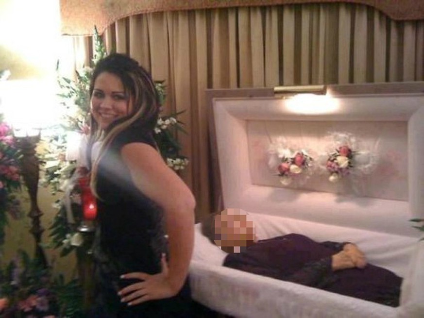 Eine junge Frau posiert mit einer Verstorbenen.