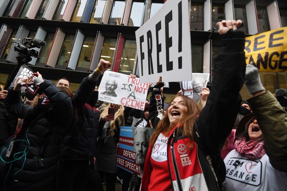 epa08918642 Julian Assange supporters celebrate outside the Old Bailey court in central London, Britain, 04 January 2021. British media report London&#039;s Old Bailey courthouse ruled on 04 January 2 ...