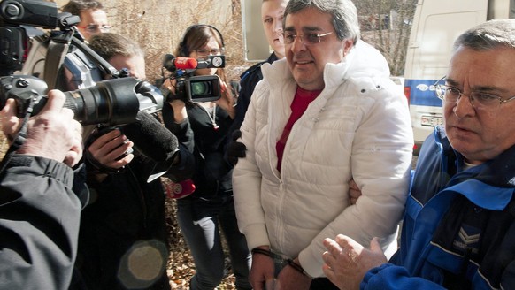 Bulat Chagaev, ancien president de Neuchatel Xamax, lors de son arrivee, menotte, au tribunal de Boudry NE, ce mercredi 29 fevrier 2012. (KEYSTONE/Sandro Campardo)