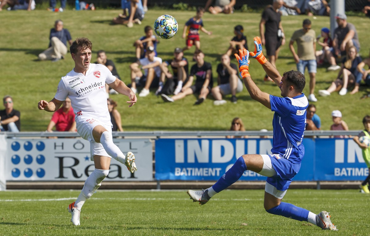 Thun's midfielder Basil Stillhart, left, shoots the ball past Stade Nyonnais' goalkeeper Dario Thuerkauf, right, during the Swiss Cup Round of 32 between FC Stade Nyonnais and FC Thun, at th ...