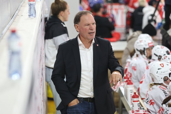 Der Schweizer Head Coach Colin Muller im Womens Hockey Euro Tour Spiel der Frauen Eishockey Nationalmannschaft zwischen der Schweiz und Tschechien, am Freitag, den 29. August 2025 in der Swiss Arena i ...