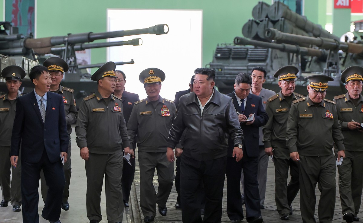 epaselect epa12940314 A photo released by the official Korean Central News Agency (KCNA) shows North Korean leader Kim Jong Un (C) inspecting a munitions factory at an undisclosed location in North Ko ...