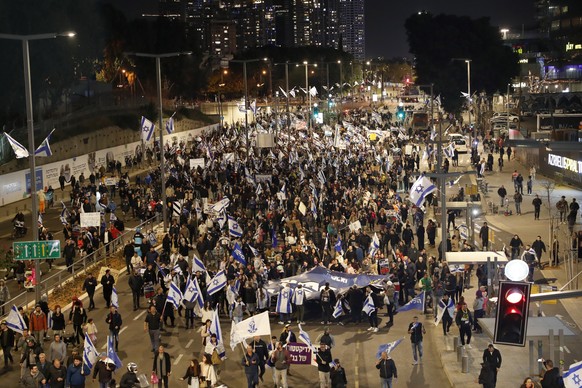 epa10551050 Hundreds of Israeli right-wing protesters take to the streets to demonstrate in support of the government&#039;s justice system reform plan in Tel Aviv, Israel, 30 March 2023. Israeli Prim ...