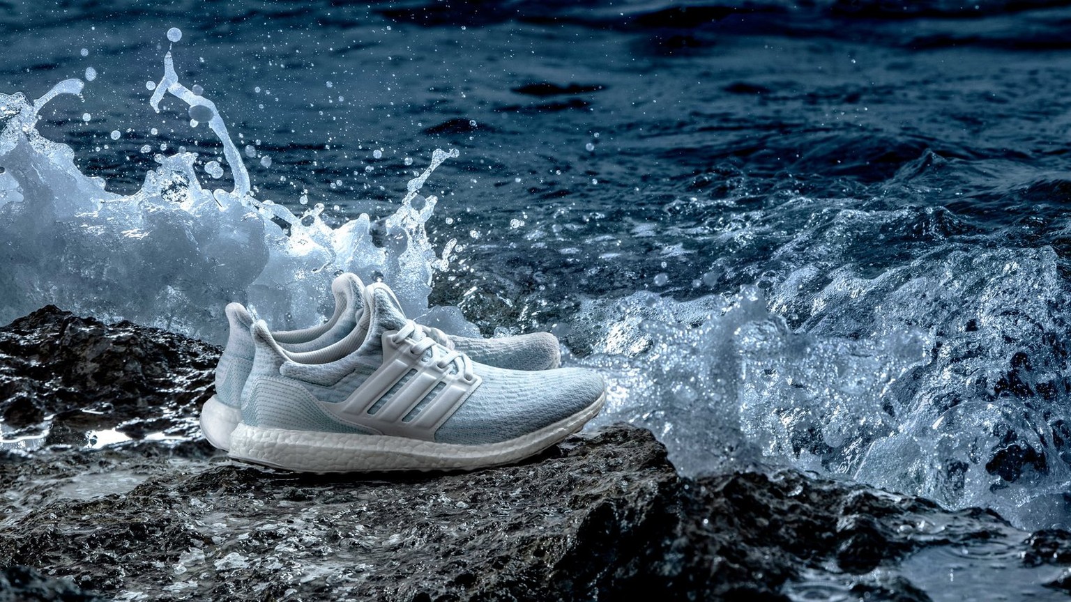 Der Adidas-Parley-Schuh wird aus elf Plastikflaschen aus dem Ozean hergestellt.