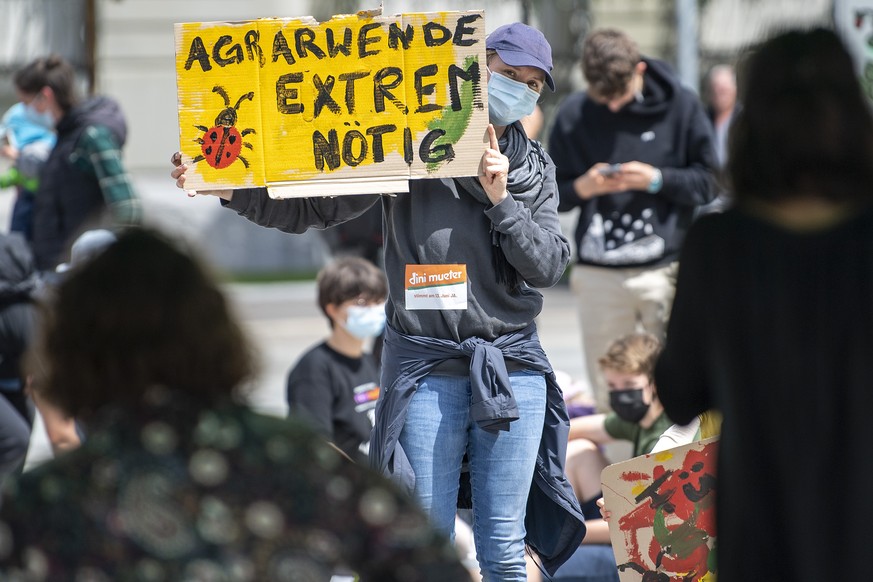 Personen demonstrieren fuer eine Landwirtschaft mit Zukunft und somit fuer die Trinkwasser - und die CO2 Gesetz Initiative, am Samstag, 5. Juni 2021, in Bern. Ueber die beiden Agrarinitiativen wird am ...