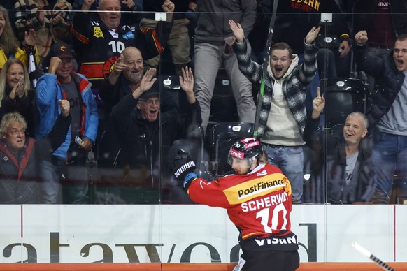 Die Berner Fans jubeln mit Tristan Scherwey nach seinem Tor zum 2-0, im Eishockey Meisterschaftsspiel der National League zwischen dem SC Bern und Lausanne HC, am Freitag, 30. September 2022 in der Po ...