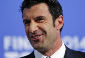 Luis Figo macht auch im Anzug eine gute Figur.