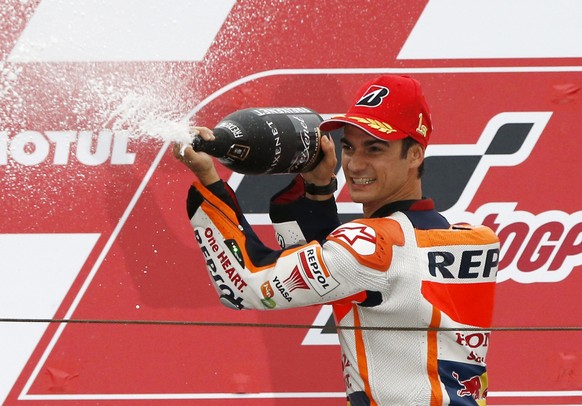 Dani Pedrosa lässt nach seinem Sieg die Korken knallen.