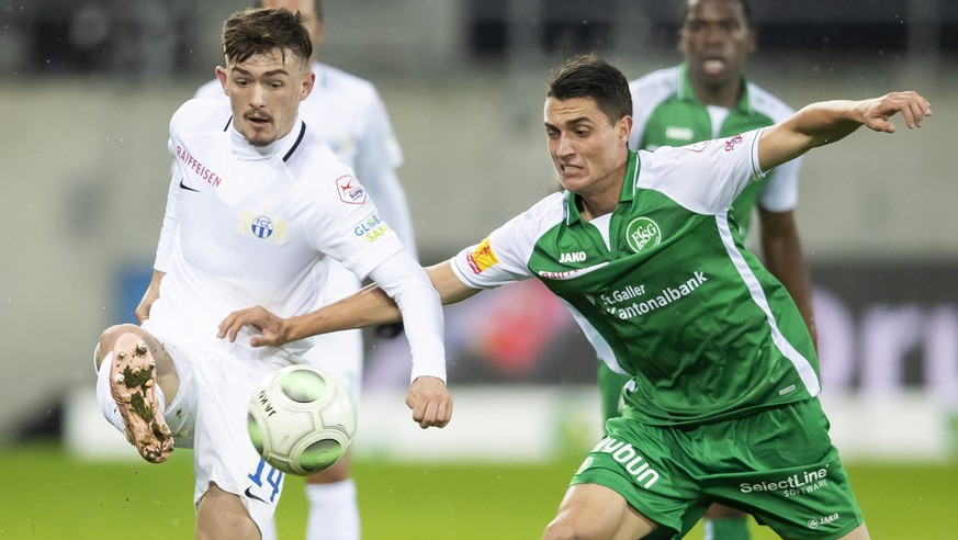 St. Gallens Vincent Sierro, rechts, gegen Zuerichs Toni Domgjoni waehrend der Superleague Fussballpartie zwischen dem FC St. Gallen und dem FC Zuerich am Sonntag, den 28. Oktober 2018 im Kybunpark in  ...