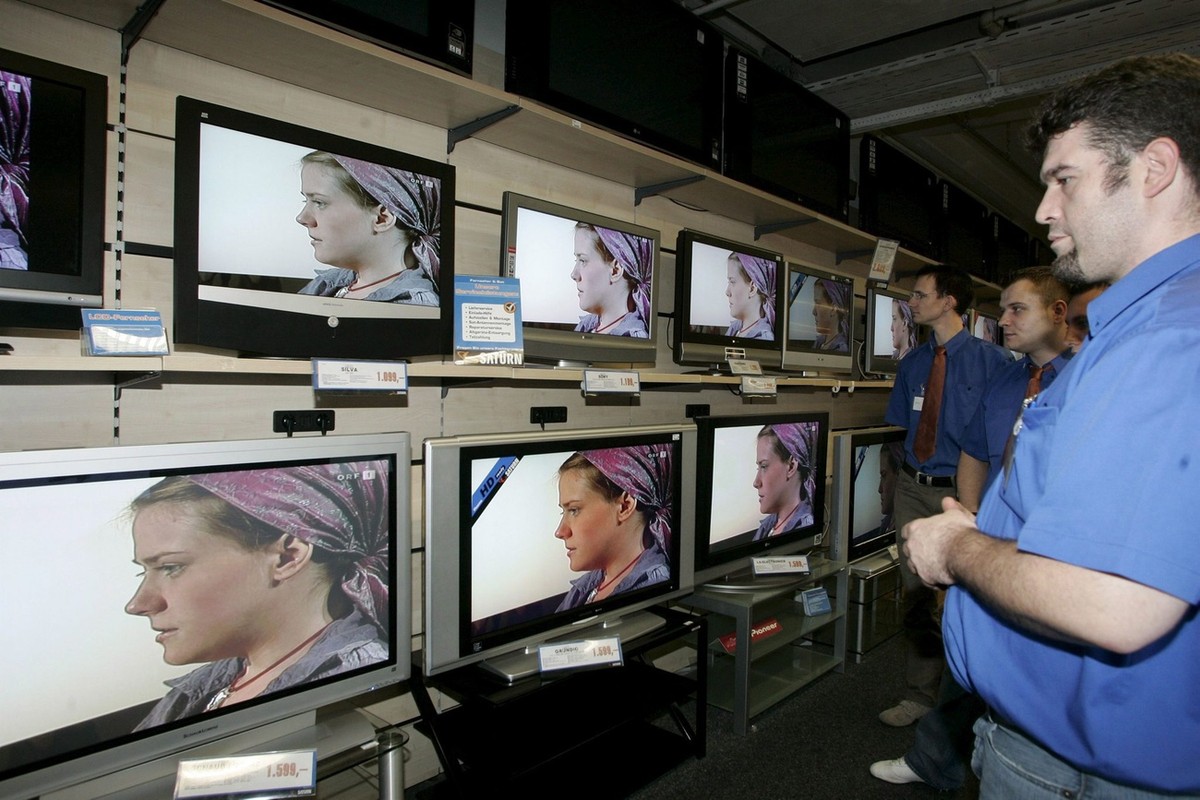 Employees of a department store watch the interview with Austrian kidnapping victim Natascha Kampusch at Austrian television channel ORF in Vienna, Wednesday 06 September 2006. 

Publication of this ...