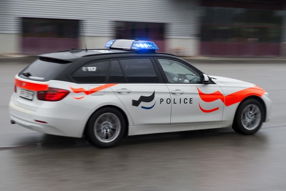 Das Logo der Kantonspolizei Freiburg auf einem Einsatzfahrzeug der Polizei am 15. Mai 2015 in Domdidier. (KEYSTONE/Lukas Lehmann)

The logo of the Cantonal Police of Fribourg, Switzerland, on a police ...