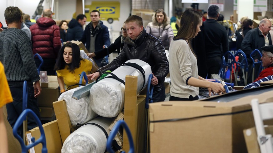 epa04534922 Moscow residents buy goods in the IKEA store in Moscow, Russia, 19 December 2014. In anticipation of rising prices, many shops in Russia observed excessive demand in their commodities. IKE ...