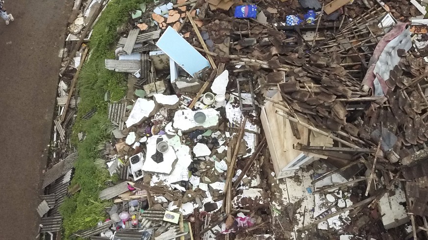 Lebih dari 300 orang tewas setelah gempa dahsyat di Indonesia