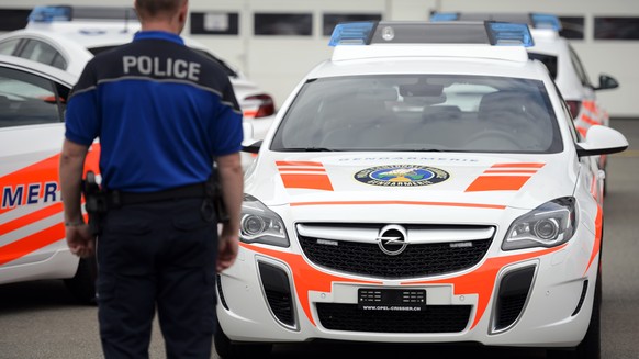 Un policier monte dans une nouvelle voiture Opel Insigna OPC de la Police Cantonale Vaudoise est photographiee lors de sa presentation ce mardi 9 septembre 2014 au centre de la Blecherette a Lausanne. ...