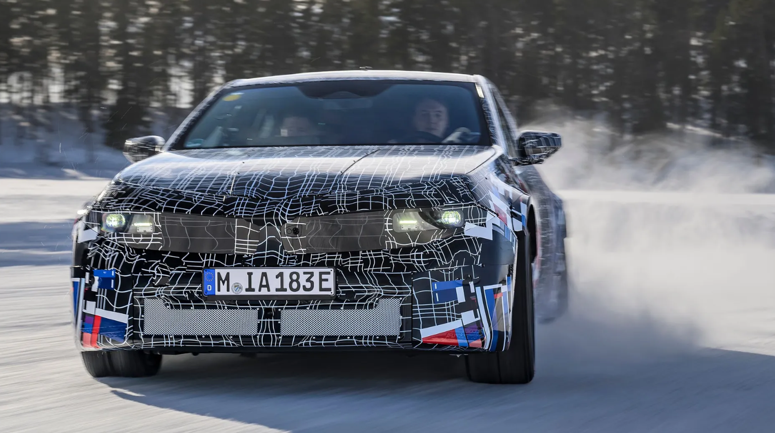 Digitale Nostalgie: Über das Cockpit steuert die Software simulierte Schaltvorgänge, um das klassische Gefühl eines Verbrenners zu imitieren.