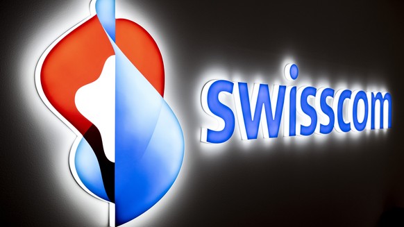 Das Logo des Telekommunikationsunternehmen Swisscom an der Bilanzmedienkonferenz zum Jahresabschluss, aufgenommen am Donnerstag, 3. Februar 2022 in Zuerich. (KEYSTONE/Ennio Leanza)