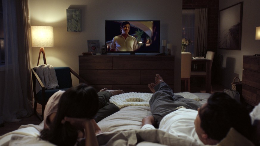 Eine Szene aus dem Netflix-Bilderbuch: entspanntes Streamen im Schlafzimmer.<br data-editable="remove">