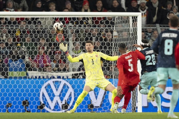 <p><strong>Gregor Kobel, Goalie – Note 4:</strong> Den Kopfball von Tah aus spitzem Winkel und in die nahe Ecke gezielt kann man parieren.</p>