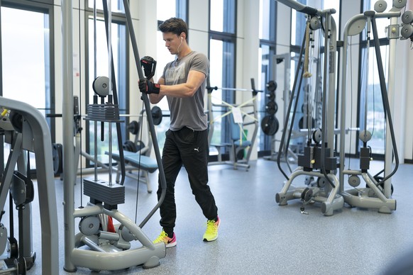 Ein Mann trainiert an einem Kraftgeraet im Fitnessstudio Activ Fitness am Tag der Wiedereroeffnung, am Montag, 11. Mai 2020, in Zuerich Oerlikon. Nach dem Corona-Lockdown koennen ab heute Fitnesscente ...