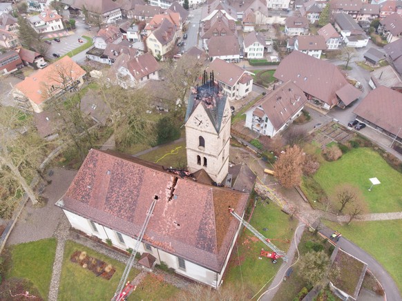 Der abgebrannte Spitze des Kirchturms der reformierten Kirche von Herzogenbuchsee BE, am Mittwoch, 25. Dezember 2019. Das Feuer im Turm der reformierten Kirche im bernischen Herzogenbuchsee hat an Hei ...