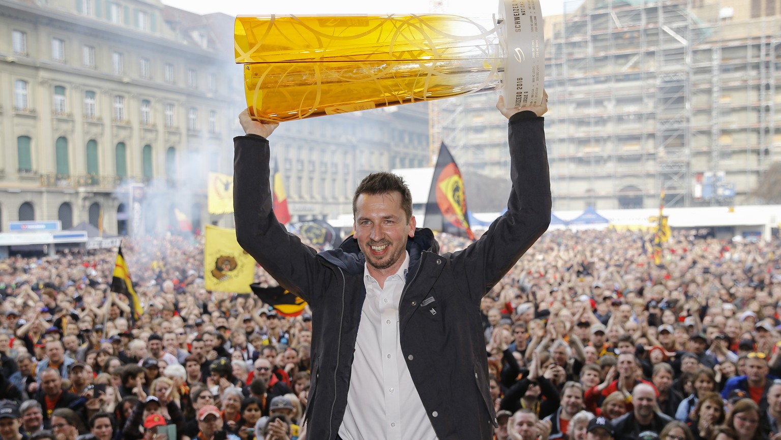 ARCHIVBILD ZUM NEUEN LEITER SPORTSTRATEGIE BEIM SC BERN --- SCB Trainer Lars Leuenberger haelt den Meisterpokal hoch, bei der Meisterfeier des SCB am Samstag, 16. April 2016 auf dem Bundesplatz in Ber ...