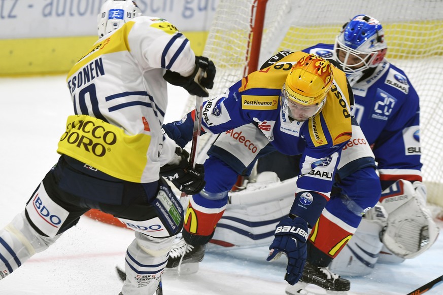 Der Zuercher Mathias Seger, rechts, gegen den Tessiner Janne Pesonen, links, beim Eishockeyspiel der Nationalleague A ZSC Lions gegen den HC Ambra-PIotta im Hallenstadion in Zuerich am Mittwoch, 7. Se ...