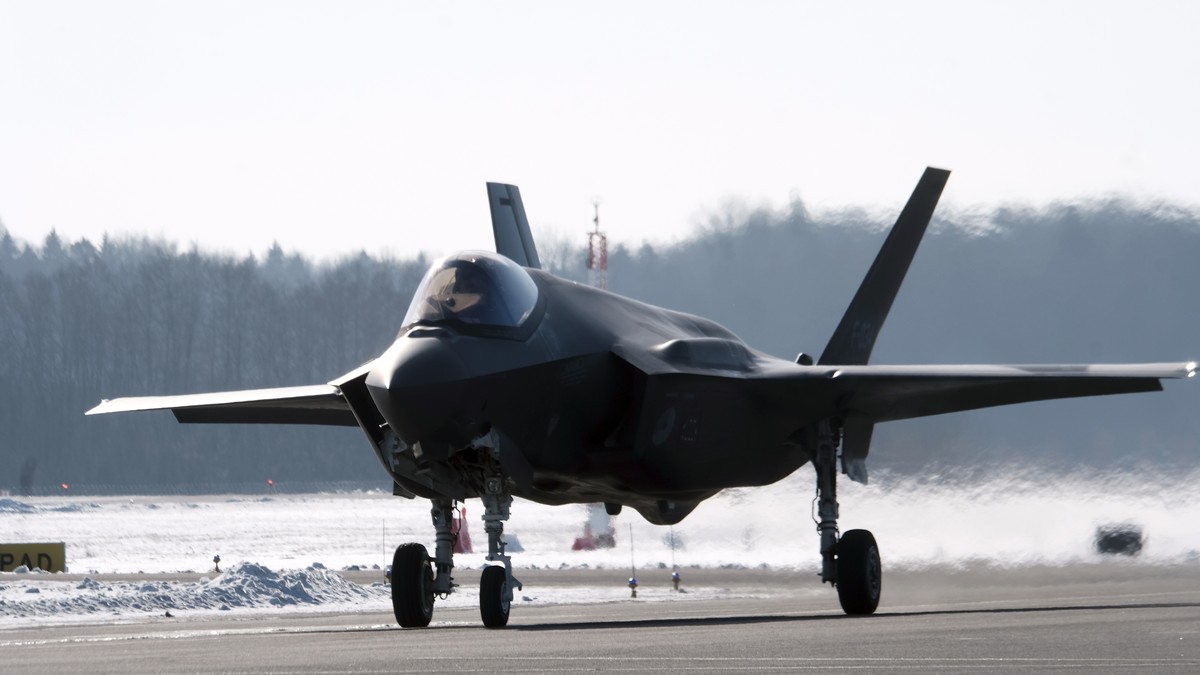 epa11912953 A Dutch F-36 fighter jet lands at the Lielvarde base, Latvia, 21 February 2025. Two Dutch F-35 fighter jets, which are currently deployed at the renovated Amari Air Base in Estonia as part ...