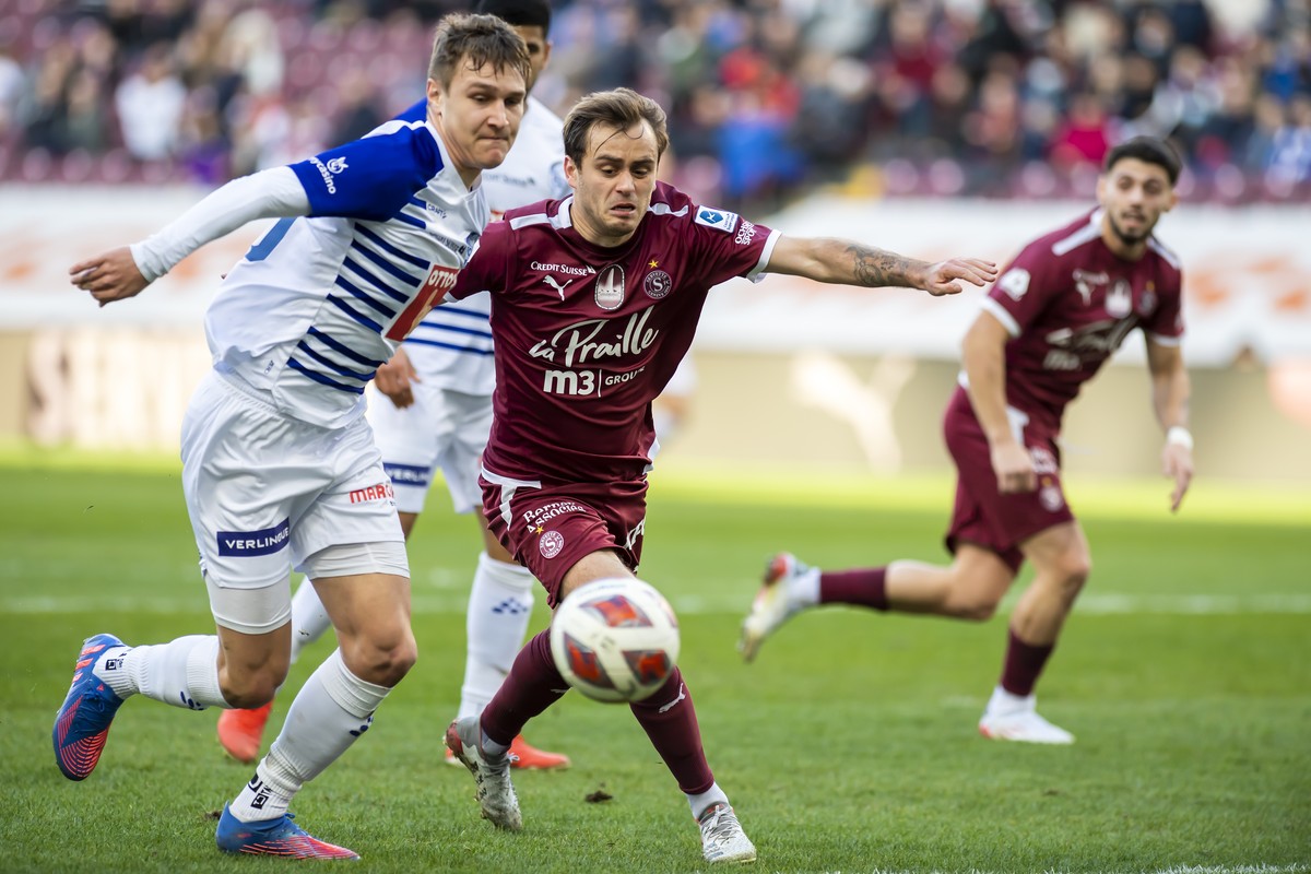 Le defenseur lucernois Marco Burch, gauche, lutte pour le ballon avec le milieu genevois Timothe Cognat, droite, lors de la rencontre de football de Super League entre le Geneve Servette FC et le FC L ...