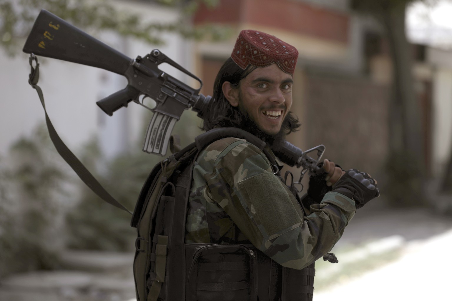 Noch sind sie freundlich: Ein Taliban-Kämpfer patrouilliert in Kabul. 