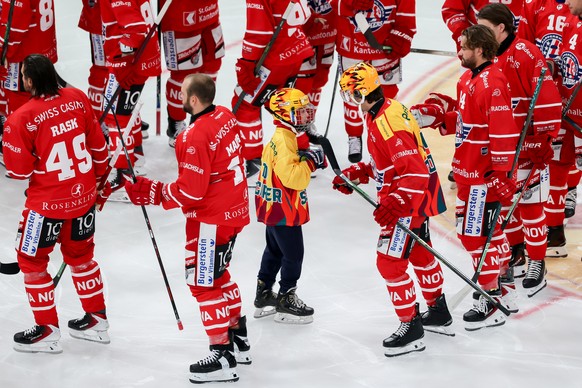 Die PostFinance Einlaufkids waehrend dem Meisterschaftsspiel der National League zwischen den SC Rapperswil Jona Lakers und den SC Langnau Tigers, am Dienstag, den 9. September 2025, im Lido in Rapper ...