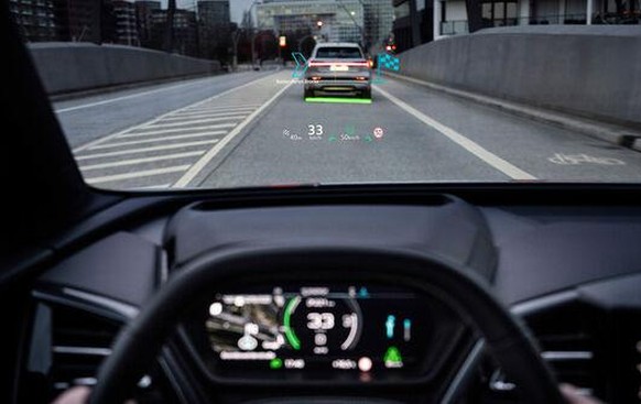 Das AR-Head-up-Display projiziert ein 70 Zoll grosses Bild mit Hinweisen auf die Windschutzscheibe.