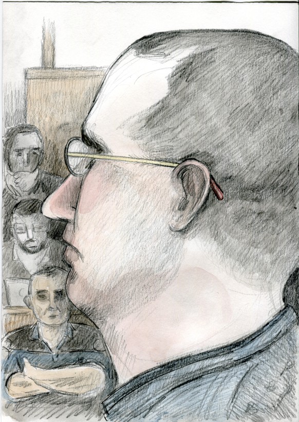 GERICHTSZEICHNUNG - Un dessin montre Fabrice A., meurtrier presume d&#039;Adeline, entoure d&#039;un policier assis sur le banc des accuses dans la salle d&#039;audience du palais de justice lors de l ...