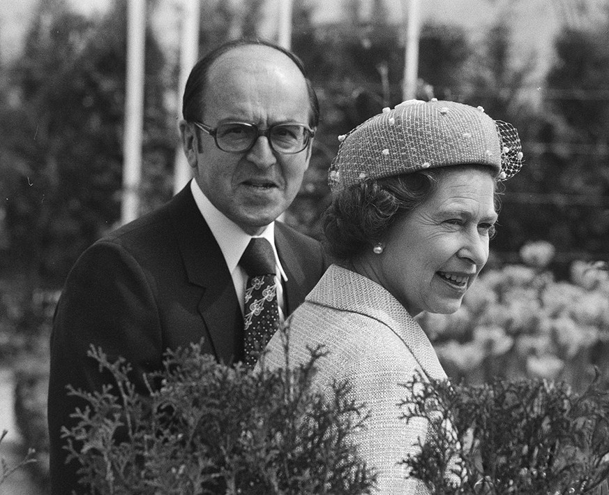 Bundesrat Kurt Furgler und Queen Elizabeth II. an der Grün 80.