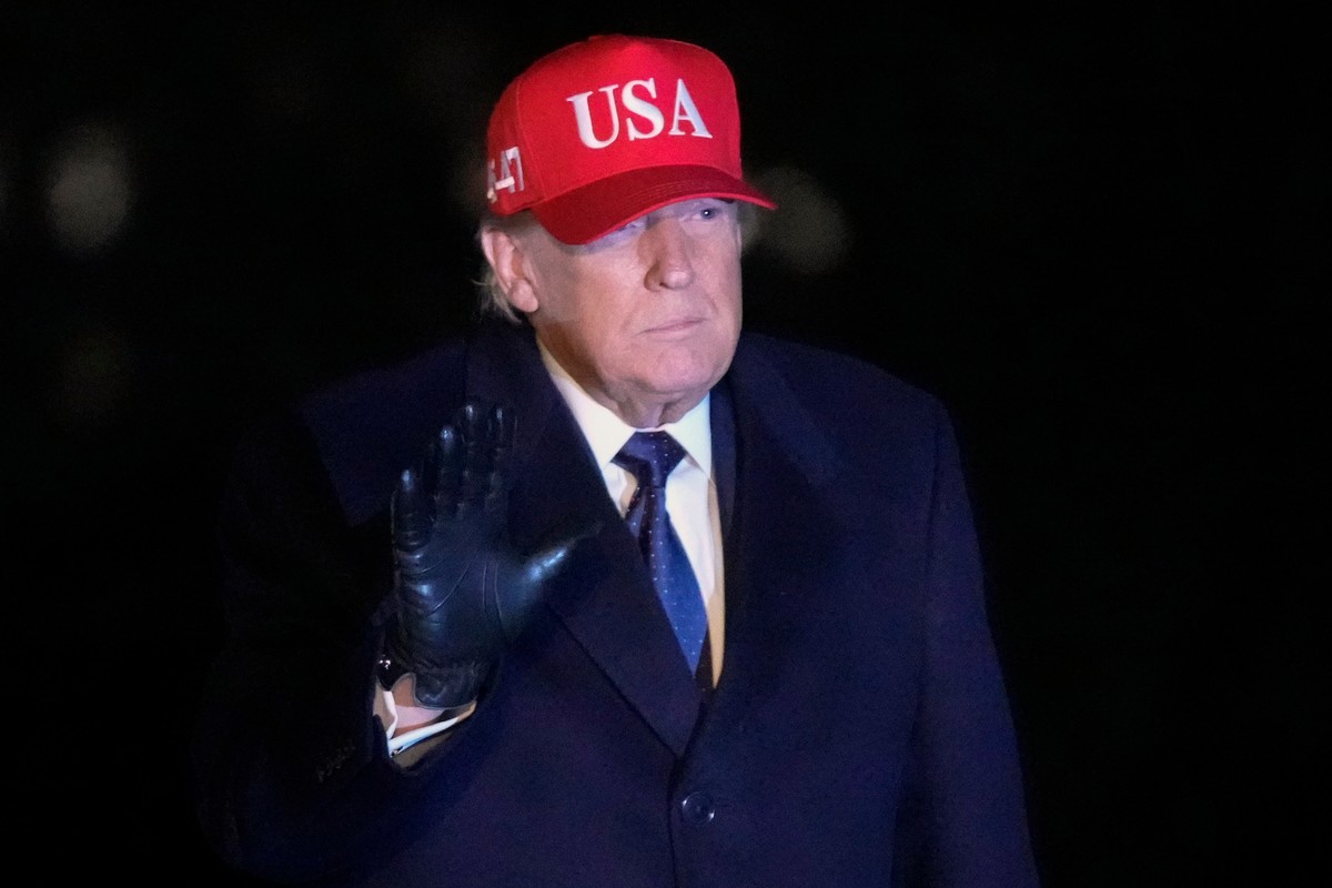 President Donald Trump waves after arriving on Marine One on the South Lawn of White House, Sunday, March 1, 2026, in Washington. (AP Photo/JMark Schiefelbein)
Donald Trump
