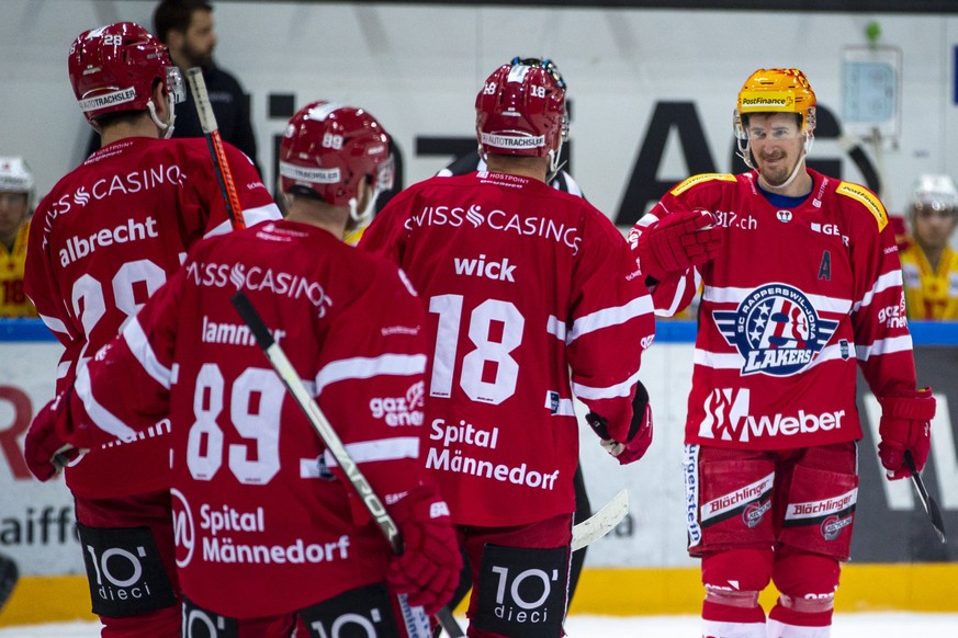 SC Rapperswil-Jona Lakers PostFinance Top Scorer Roman Cervenka, rechts, feiert seinen Treffer zum 2-0 waehrend dem Eishockey-Meisterschaftsspiel der National League zwischen den SC Rapperswil-Jona La ...