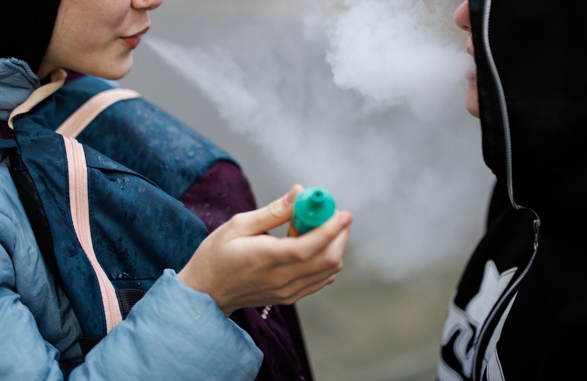 epa11245032 Children use vaping products in London, Britain, 26 March 2024. Tadeu Marroco, chief executive of British American Tobacco (BAT), claims the UK government's Tobacco and Vapes Bill, wh ...