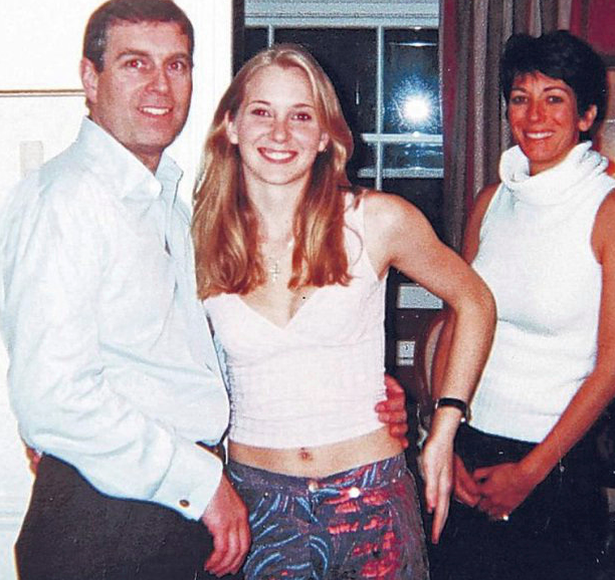 London 2001: Prinz Andrew mit der 17-jährigen Virginia Roberts, rechts Ghislaine Maxwell. Gemäss Andrew soll es sich beim Foto um eine Fälschung handeln.