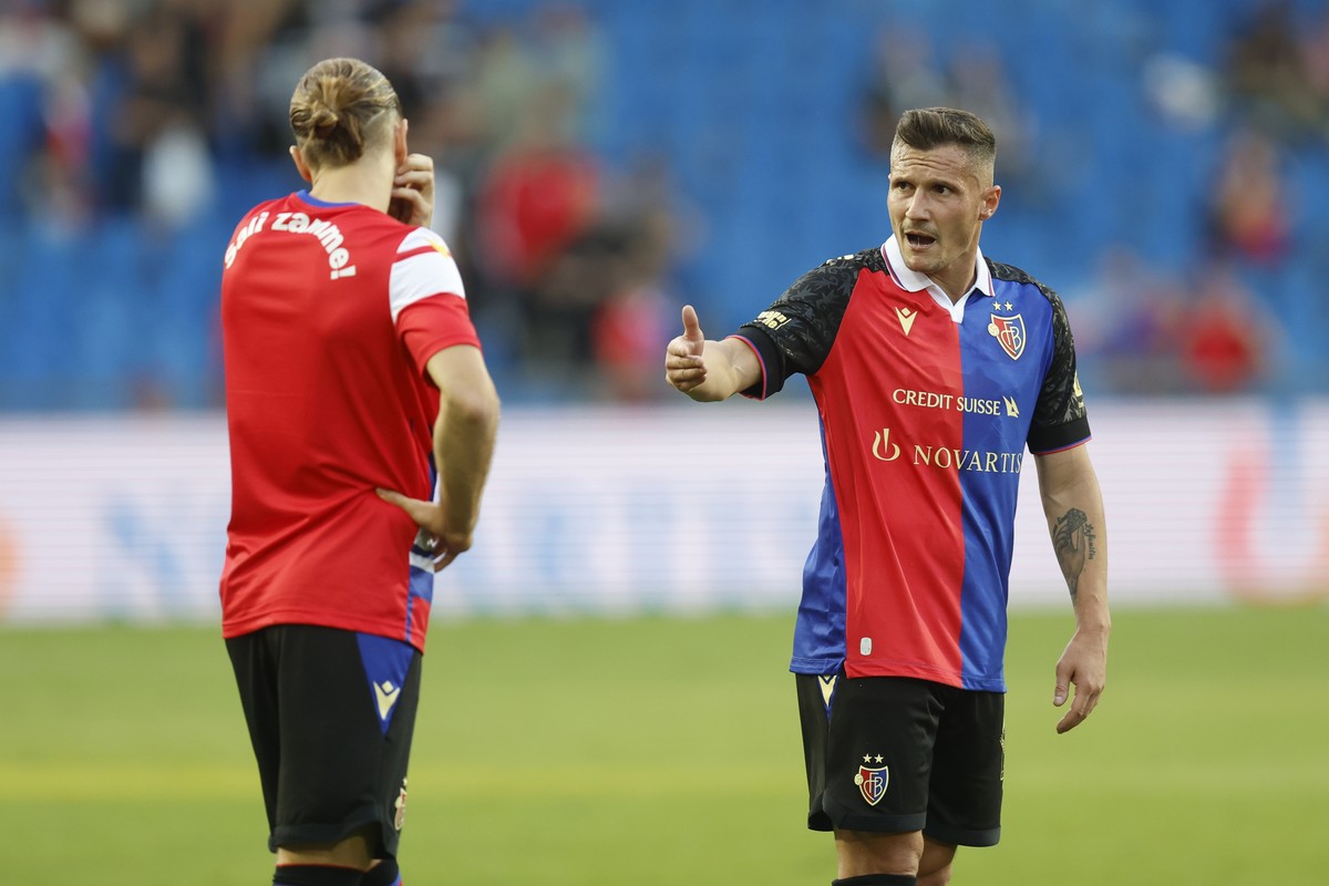 Basels Taulant Xhaka, rechts, und Basels Michael Lang nach der 0-3 Niederlage im Super League Spiel zwischen dem FC Basel 1893 und dem FC Stade Lausanne Ouchy, SLO, im Stadion St. Jakob-Park in Basel, ...